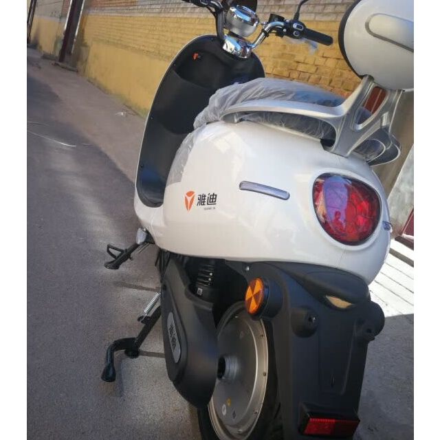 雅迪电动轻便摩托车米迪成人双人男女龟王代步车雪珠白