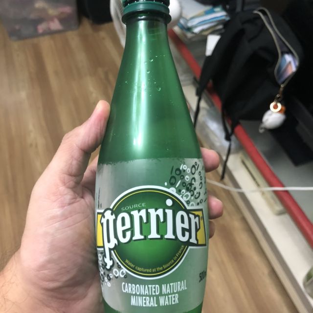 经典原味巴黎水perrier天然气泡矿泉水原味塑料瓶装500ml24瓶箱进口