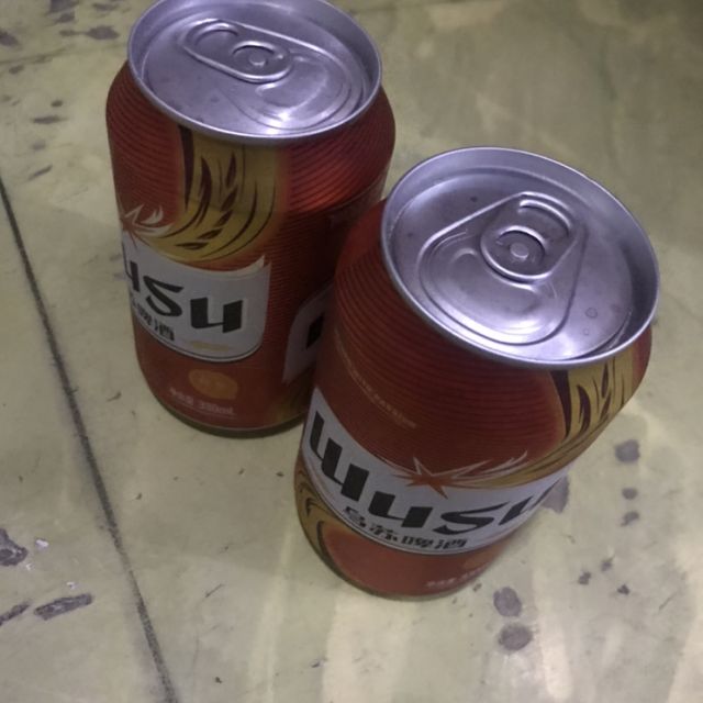 易拉罐啤酒图片桌子上图片