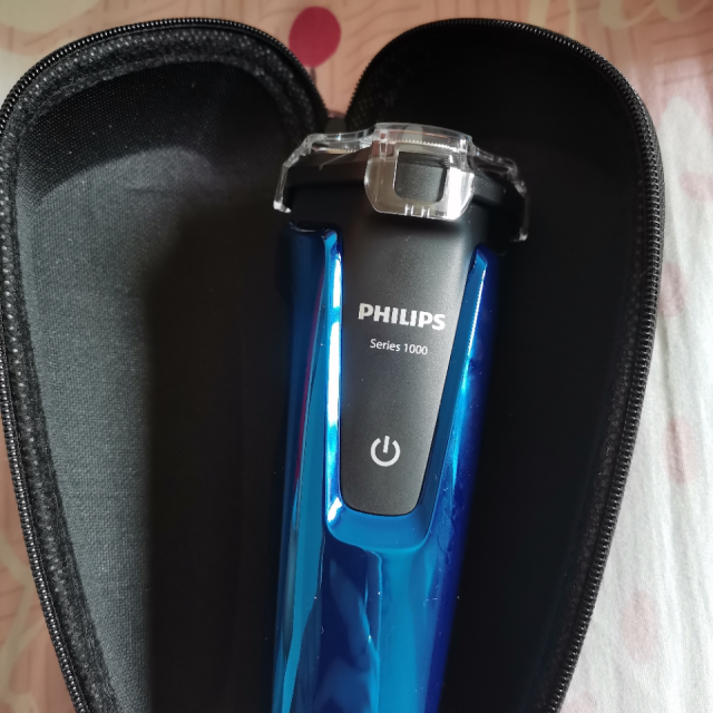 飞利浦(philips) 电动剃须刀 s1050/02 干湿两用三刀头全身水洗 充电