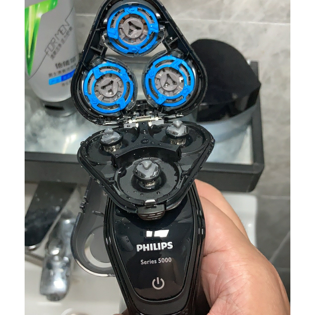 飞利浦(philips) 电动剃须刀 干湿两用三刀头全身水洗 充电旋转式刮胡