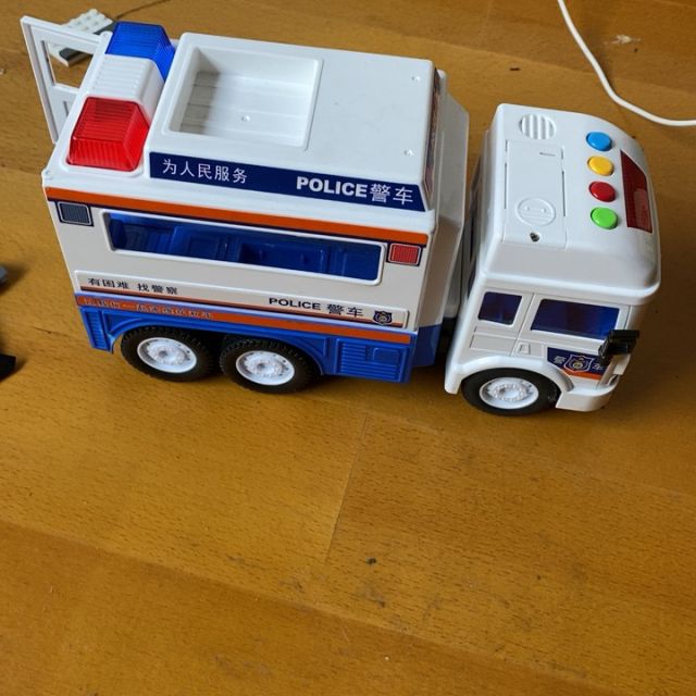 > 林达-会讲故事的城市服务车-警车8030-6惯性工程车系列男孩益智玩具