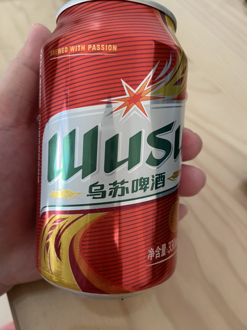 易拉罐啤酒图片桌子上图片