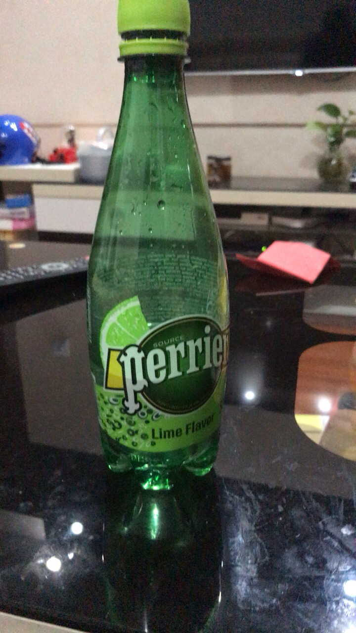 【塑料瓶】巴黎水(perrier)天然气泡矿泉水(青柠味)塑料瓶装 500ml*24