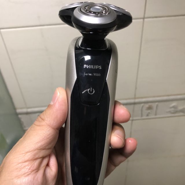 飞利浦(philips) 电动剃须刀 s9041/12 干湿两用三刀头全身水洗 充电
