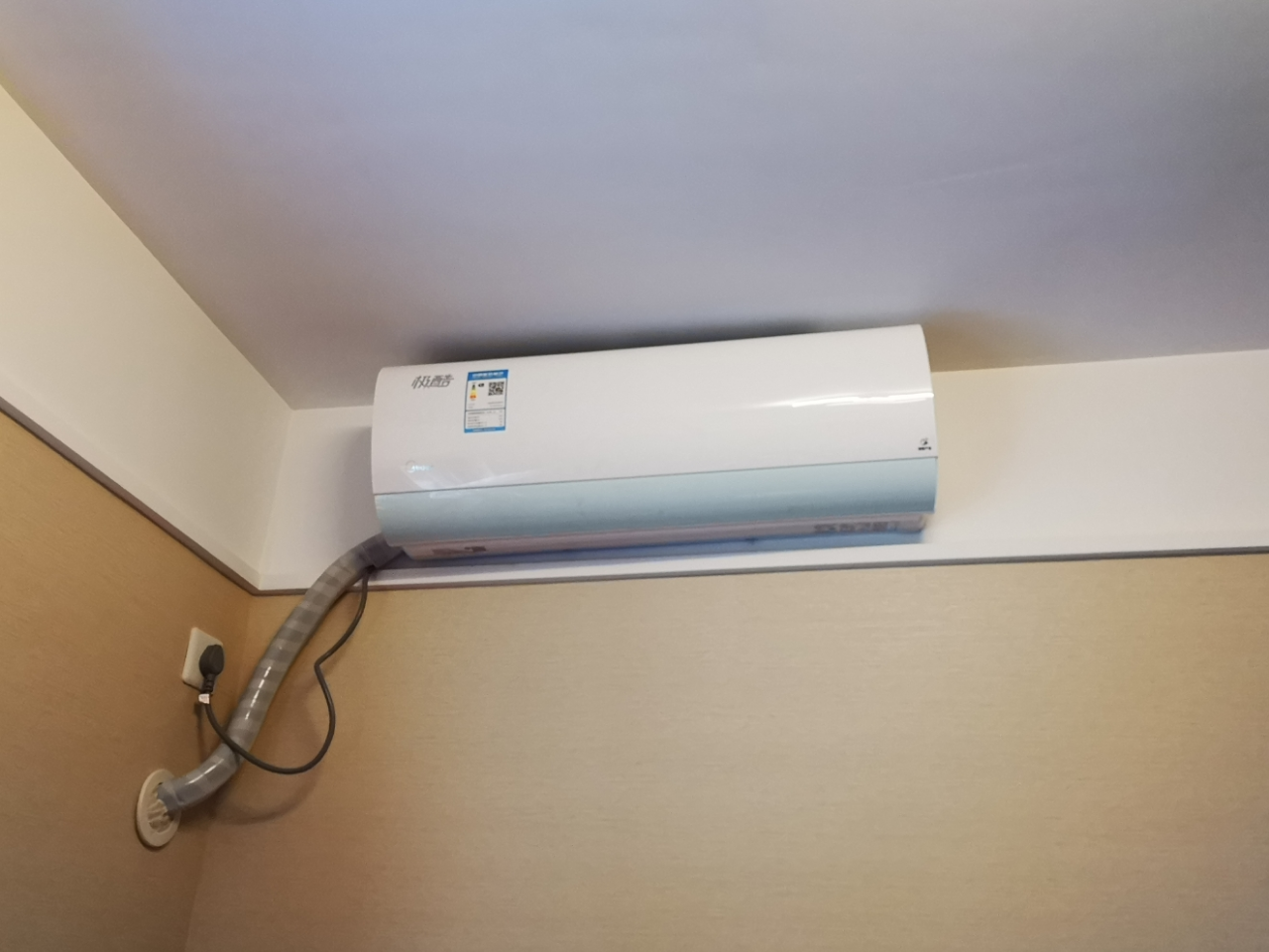 美的(midea) 变频空调挂机1匹 新一级能效 卧室壁挂式空调 智能省电