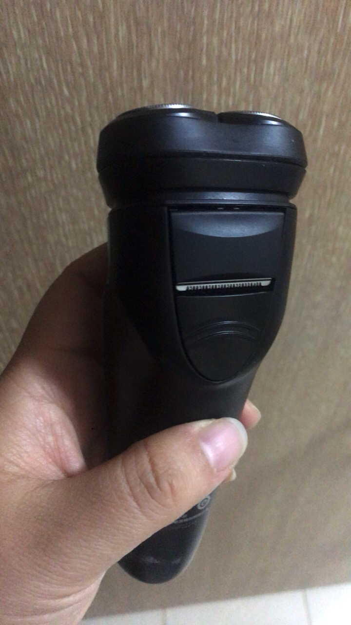 飞科(flyco)电动剃须刀fs318三刀头全身水洗充电式干湿两剃智能充电