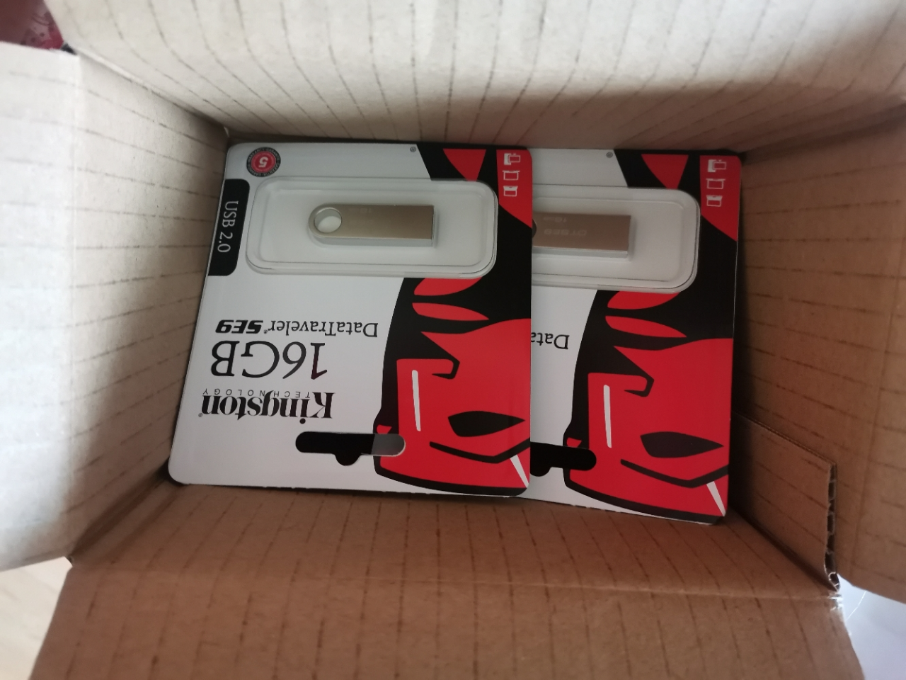 金士顿(kingston)dtse9h 16gb 金属u盘 银色亮薄 新老包装随机发货