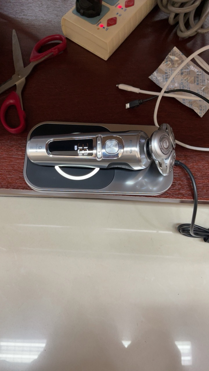 飞利浦电动剃须刀刮胡刀干湿双剃浮动三刀头 荷兰进口多功能理容s9000