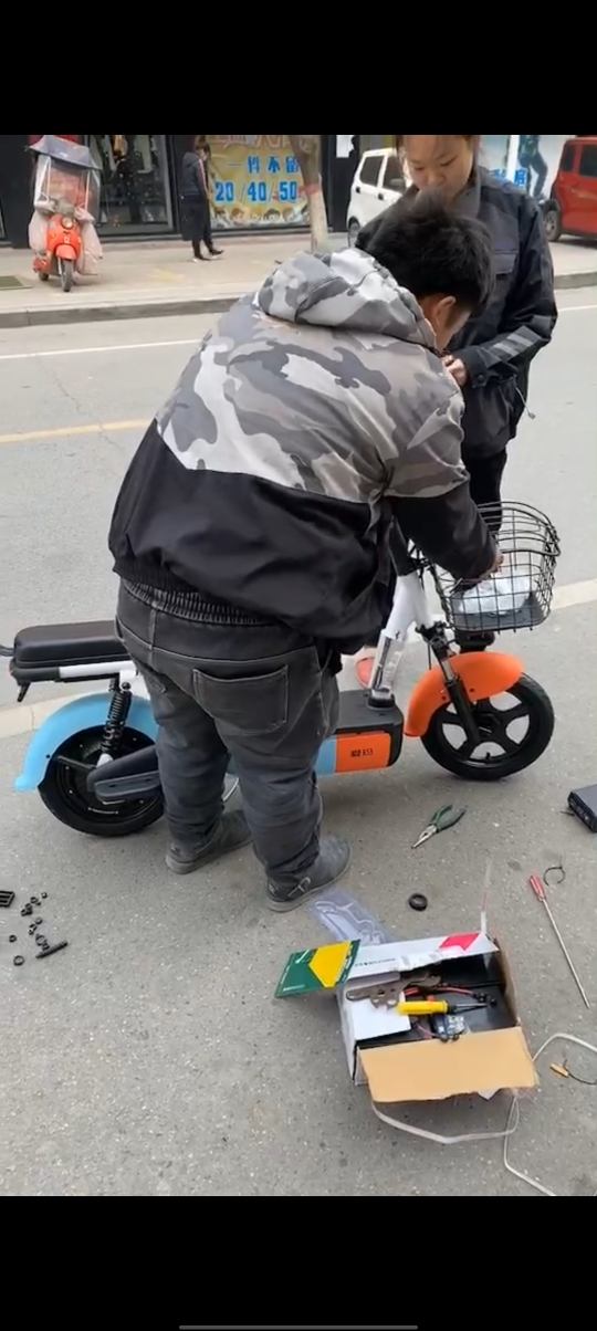 爱玛(aima)小电驴 国潮来袭 48v12ah 铅酸电池 时尚电动自行车 源彩