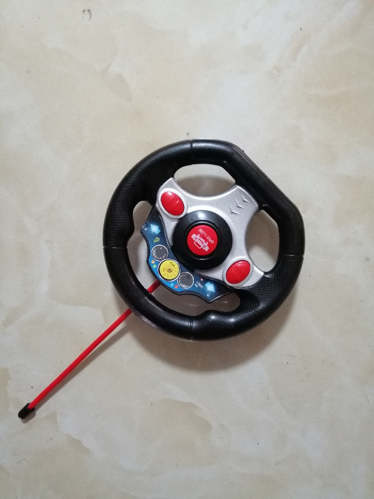 红色遥控玩具汽车