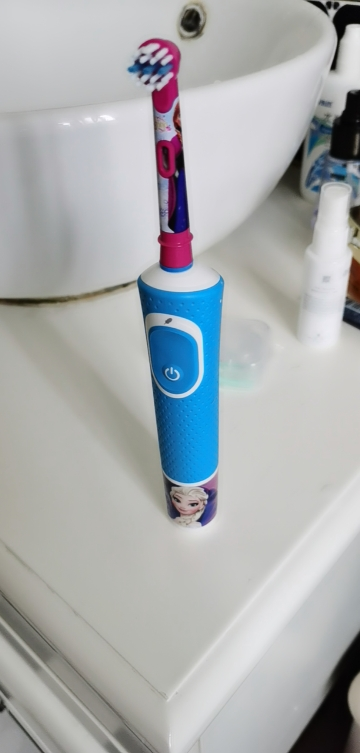 博朗欧乐b 儿童充电型电动牙刷d100冰雪奇缘款 机身防水 感应式充电