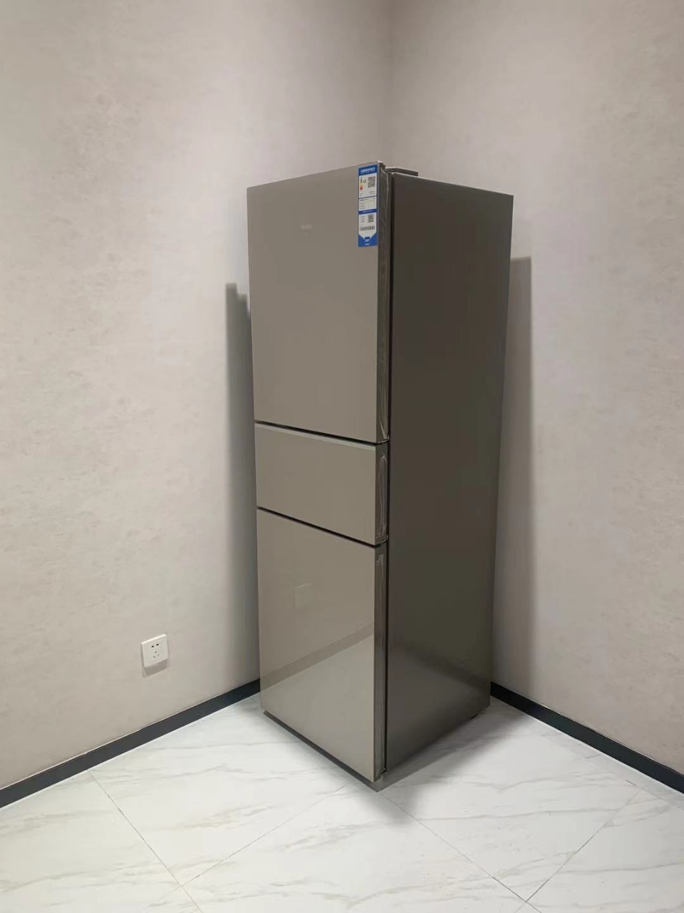 海尔(haier)三门三开门冰箱 220l风冷无霜净味保鲜 中门软冷冻彩晶