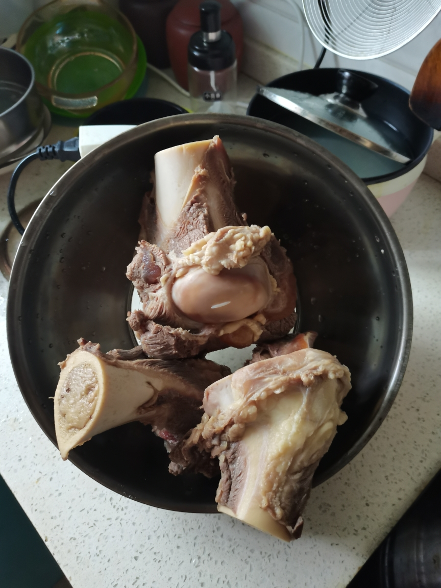 草原散养黄牛大骨头新鲜带肉5斤牛大骨棒骨脊骨冷冻牛肉炖汤补钙晒单