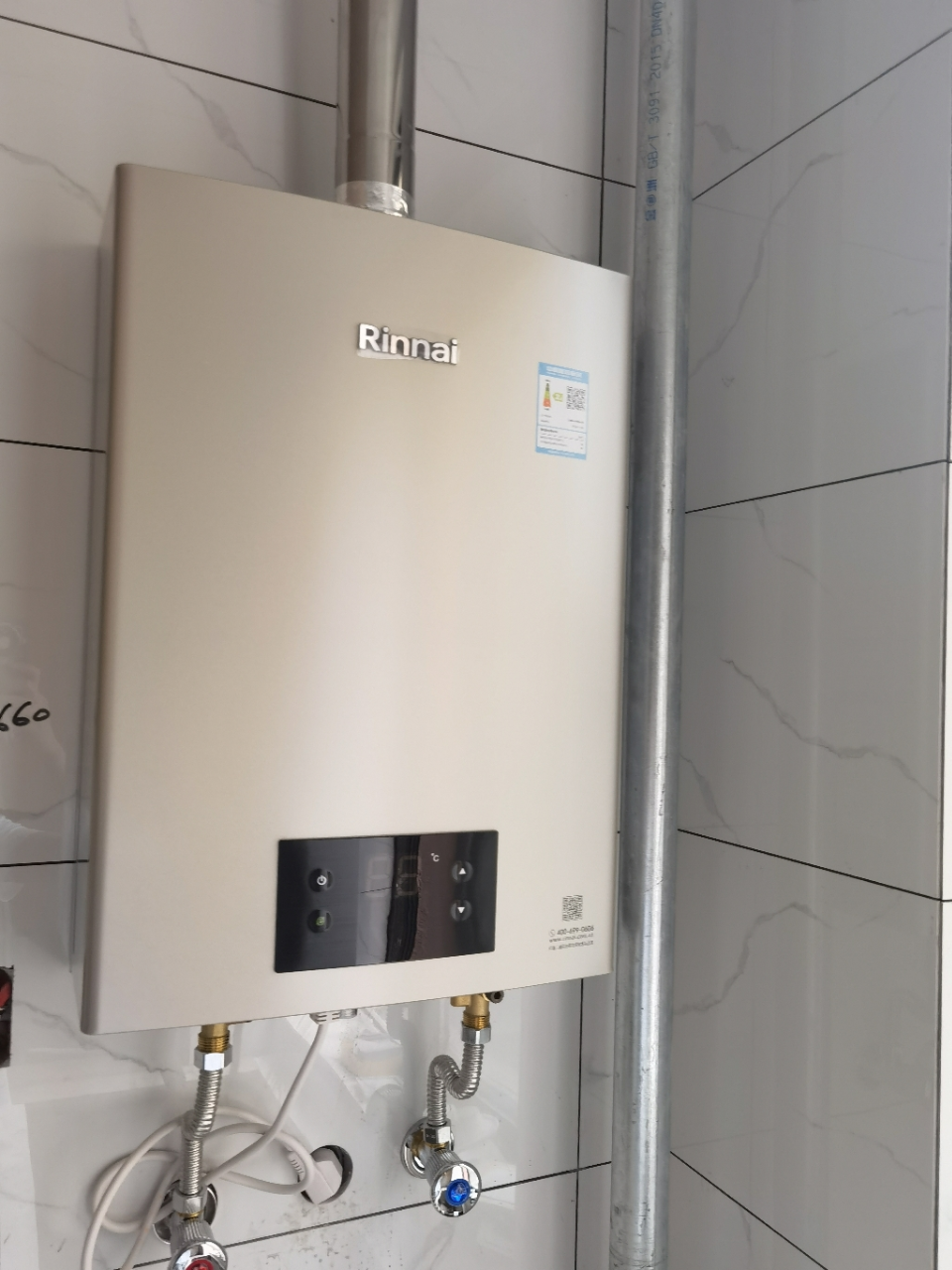 热水器商家:苏宁自营安装师傅一看到就说这款是**款式的林内热水器,ap