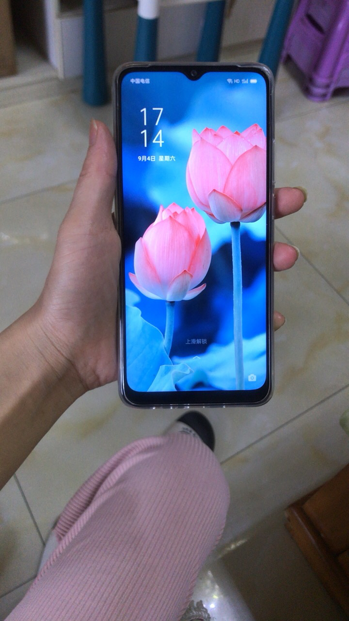 手机看起来高端大气上档次,老人用很适合价格也不贵,屏幕还是全屏的