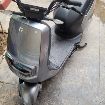 雅迪新款莱昂电动车60v35ah/72v35ah石墨烯电池豪华电摩时尚代步轻便