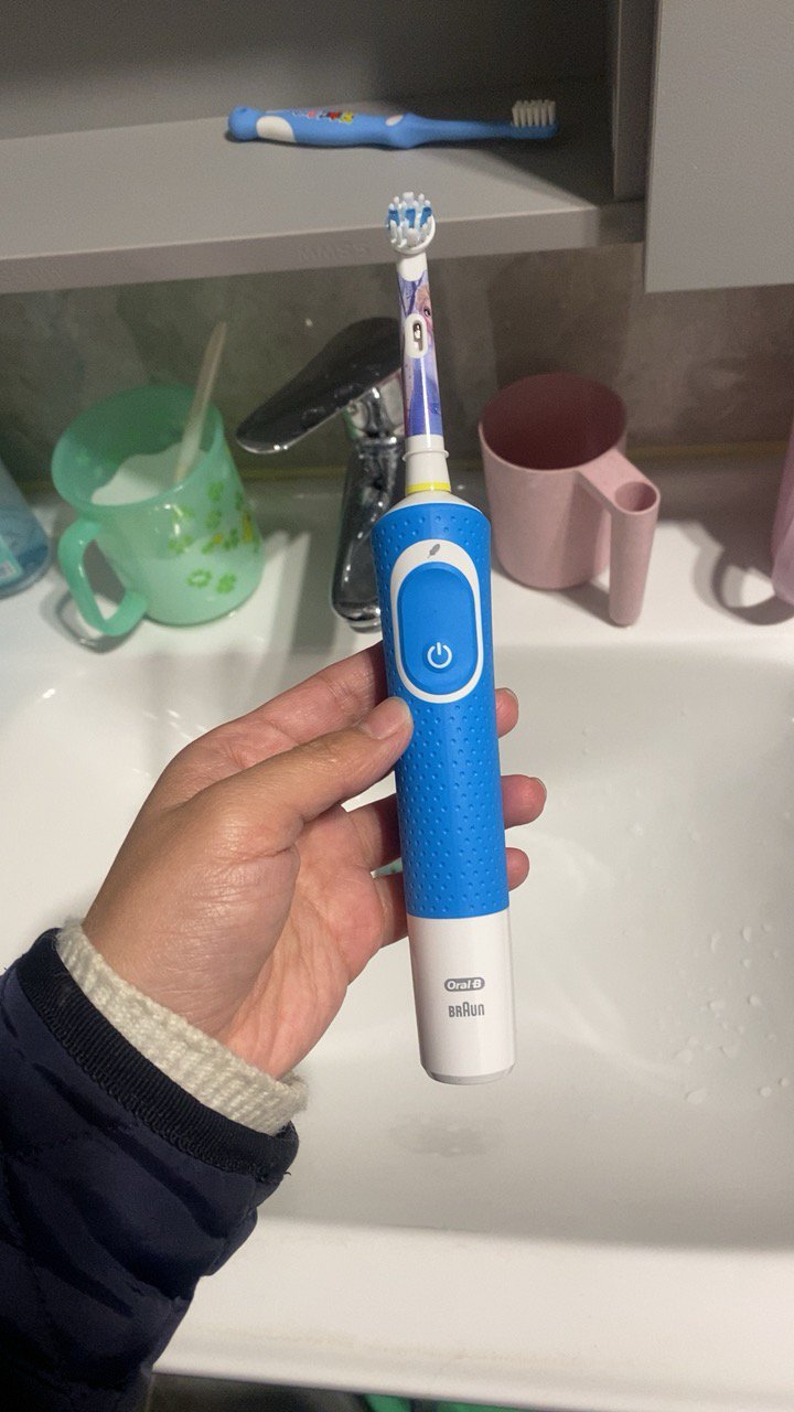 博朗欧乐b 儿童充电型电动牙刷d100冰雪奇缘款 机身防水 感应式充电