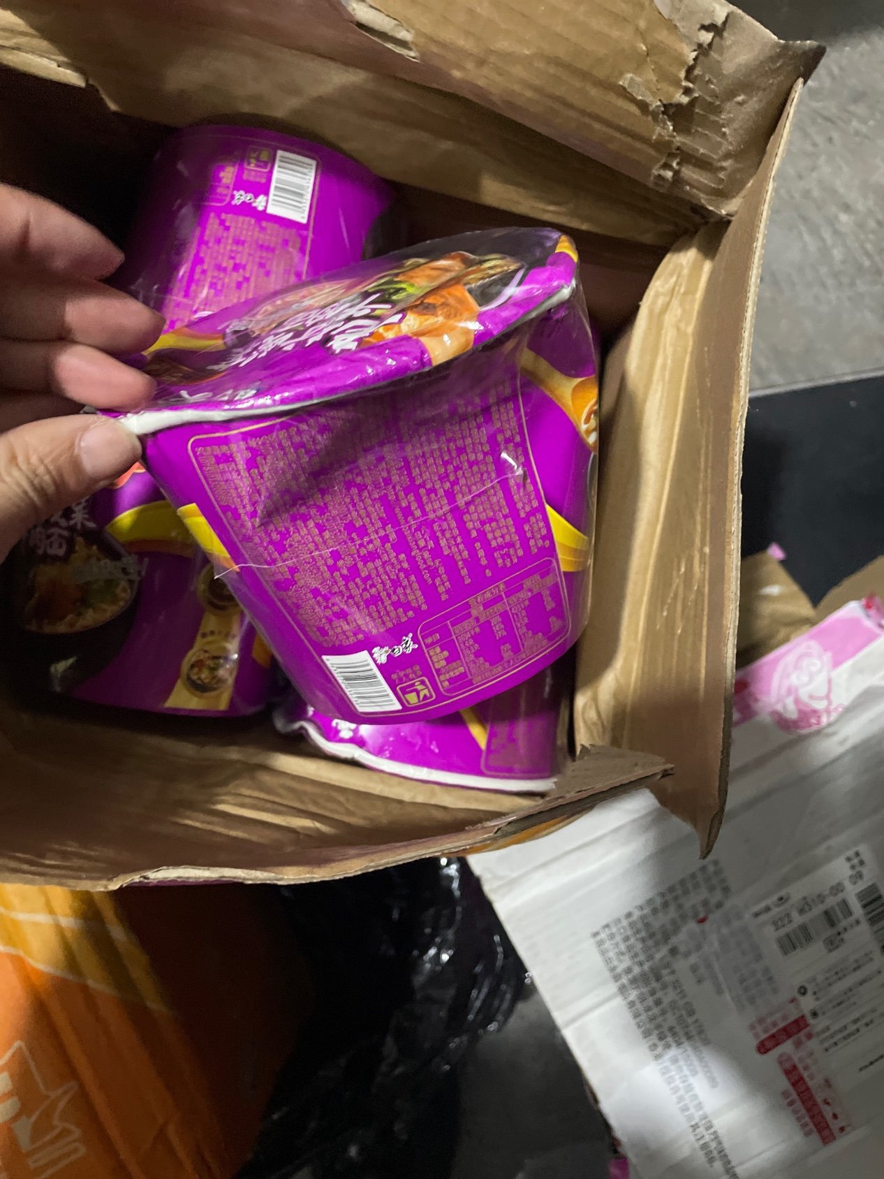 白象桶装方便面(老坛酸菜牛肉味)119g*12桶整箱老坛酸菜面牛肉泡面