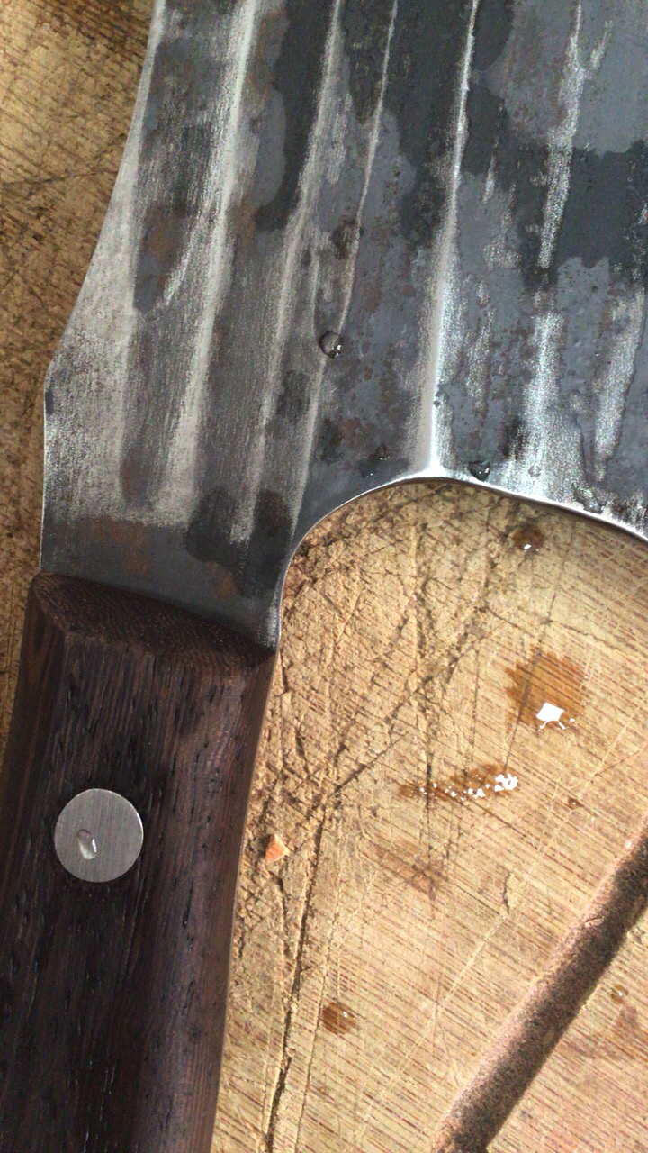生锈,确定是铁打的,还行,我再找师傅磨这个骨头刀应该很好用2022-10