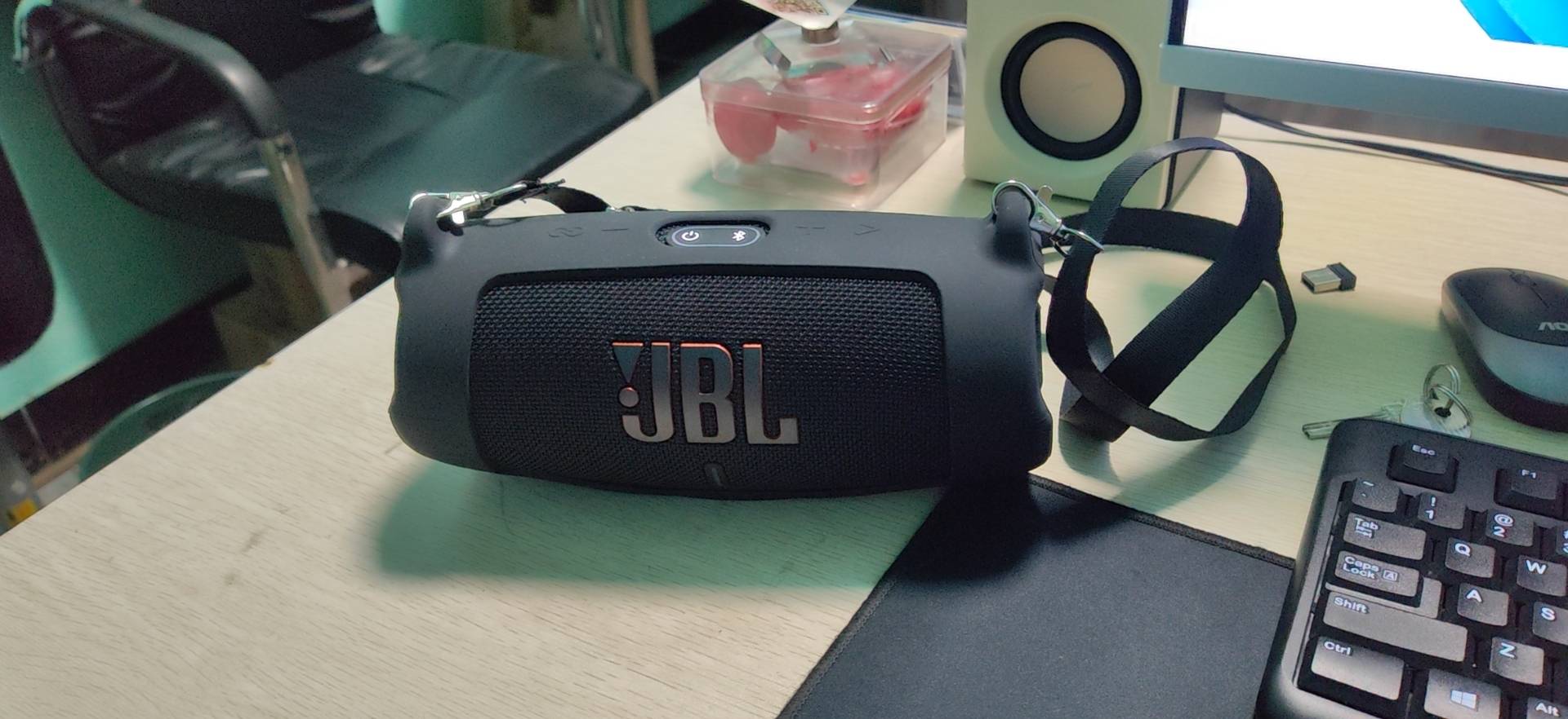 JBL CHARGE5 音乐冲击波五代 便携式蓝牙音箱+低音炮 户外防水防尘音箱桌面音响 增强版赛道扬声器 黑色晒单图