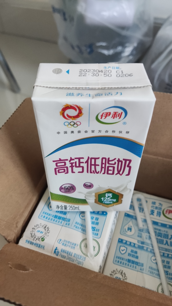 伊利 高钙低脂牛奶250ml*21盒/箱 加25%钙 早餐伴侣 礼盒装晒单图