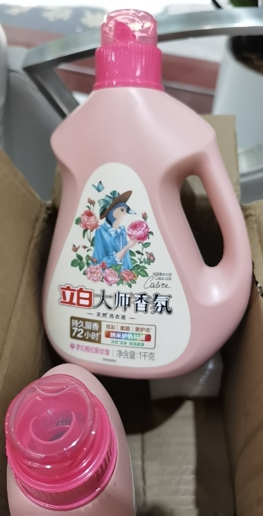 立白大师香氛洗衣液1kg*2瓶持久留香炫彩护色柔顺护衣深层洁净晒单图