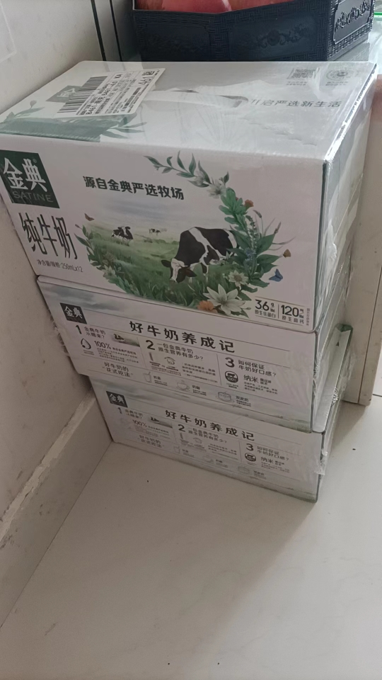 伊利金典纯牛奶250ml*12盒*3箱 3.6g乳蛋白 120mg原生高钙晒单图
