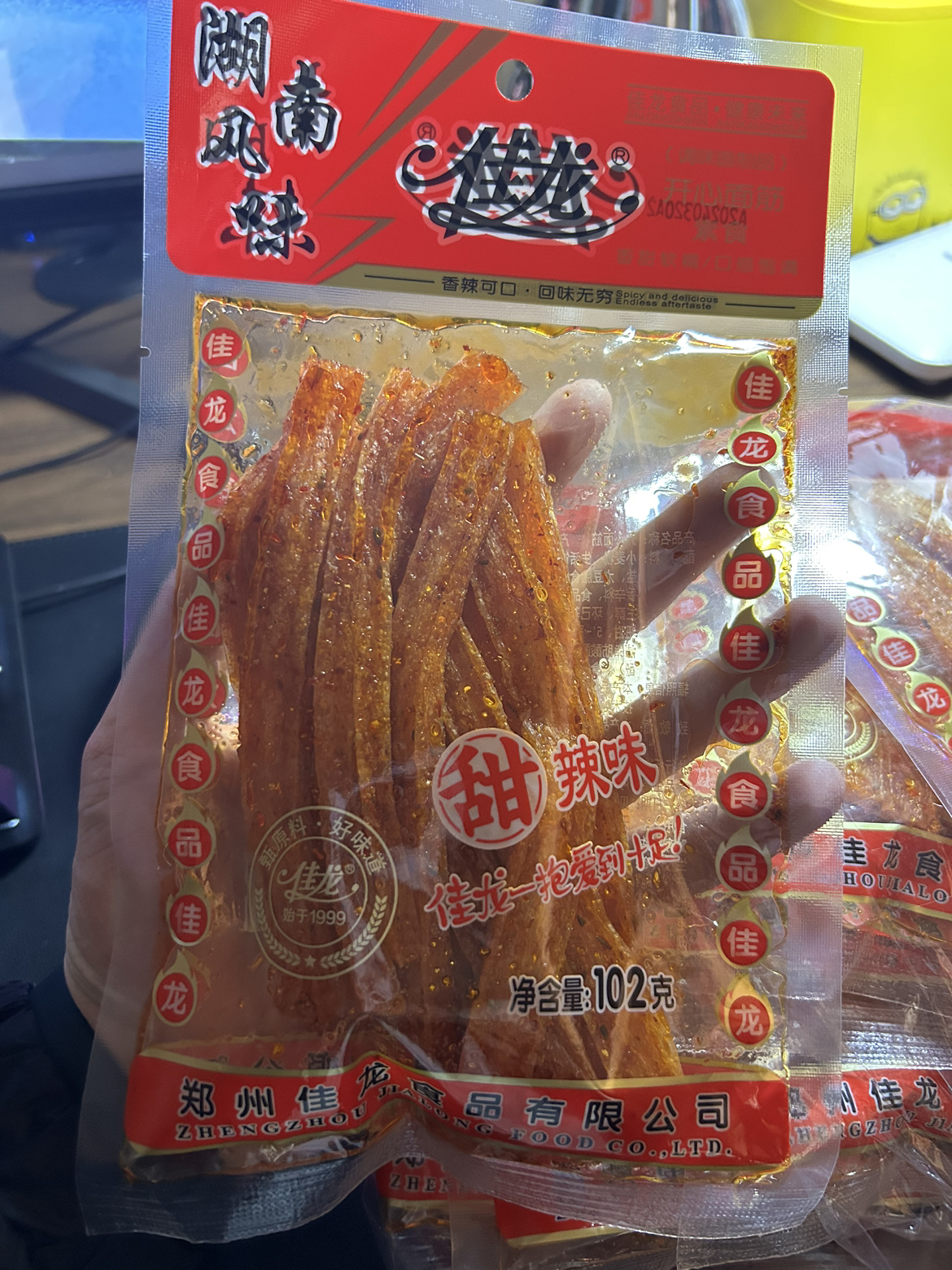 佳龙 大面筋102gx3包 辣条微辣素肉大辣片面筋制品校园休闲小零食晒单图