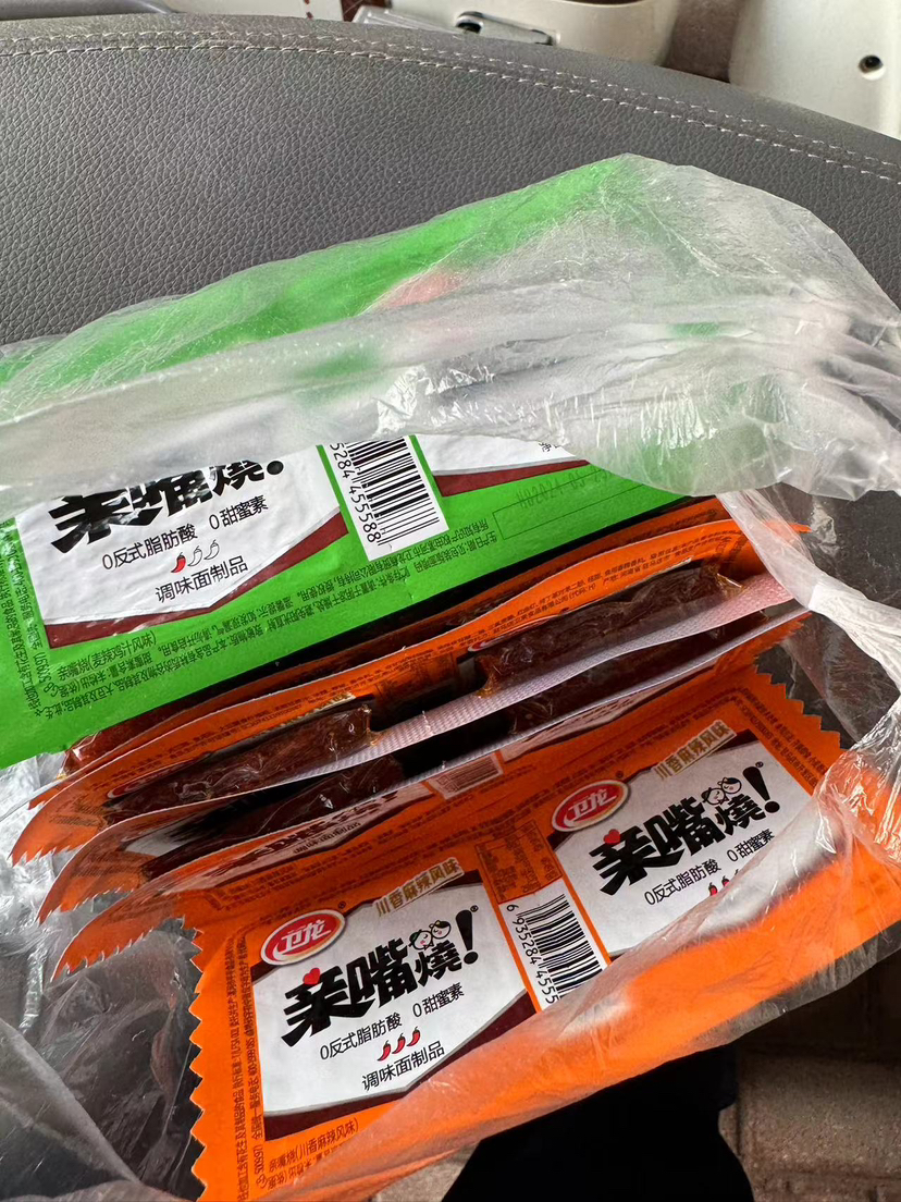 卫龙辣条亲嘴烧30片 香辣好吃 多口味混合发货 红烧牛肉味麦辣鸡汁味川香风味晒单图