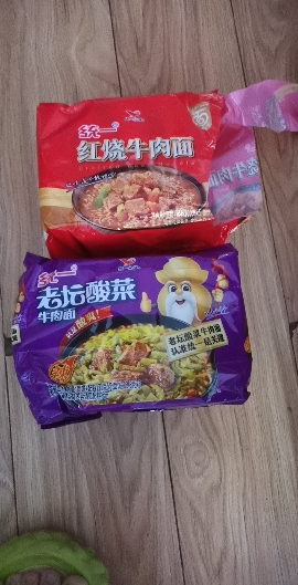 统一 老坛酸菜牛肉面( 121g*5袋)1包+红烧牛肉面(103克*5袋)1包 2包尝鲜组方便面(新老包装交替发货)晒单图