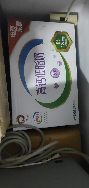 [5月生产]伊利 高钙低脂牛奶250ml*21盒/箱 加25%钙 早餐伴侣 礼盒装晒单图