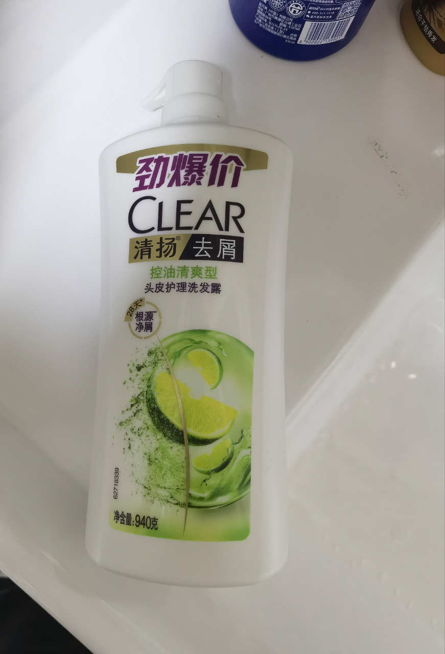 清扬(CLEAR)清爽控油去屑洗发水 多效水润型白瓶940g 头皮护理玻尿酸 C罗洗头膏晒单图