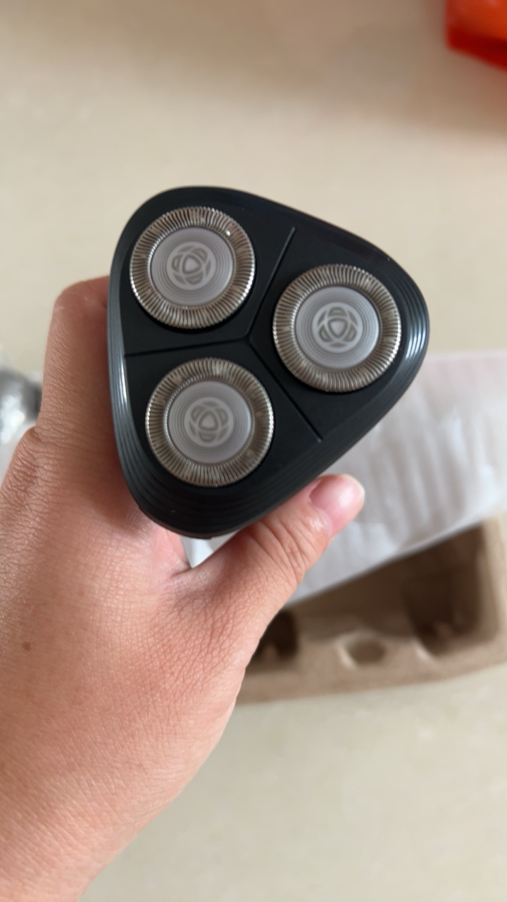 飞利浦(PHILIPS) 电动剃须刀 原装进口三刀头全身水洗胡须刀 干湿两用刮胡刀 生日礼物S1213/02晒单图