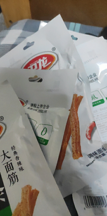 卫龙辣条大面筋106g*5包香辣网红小吃休闲零食品素肉聚餐晒单图