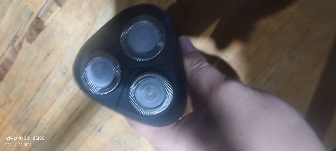 飞利浦(PHILIPS) 电动剃须刀 原装进口三刀头全身水洗胡须刀 干湿两用刮胡刀 生日礼物S1112/02晒单图