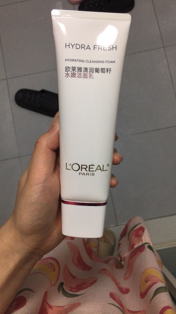 欧莱雅(L'OREAL)清润葡萄籽水嫩洁面乳125ml 深层清洁 清新水润不紧绷 补水保湿 女士洗面奶(新老包装随机发)晒单图