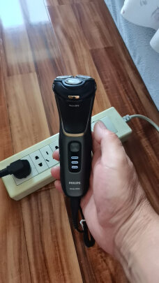 飞利浦(PHILIPS)电动剃须刀男士电动刮胡刀无线底座充电全身水洗干湿两用 S4303晒单图