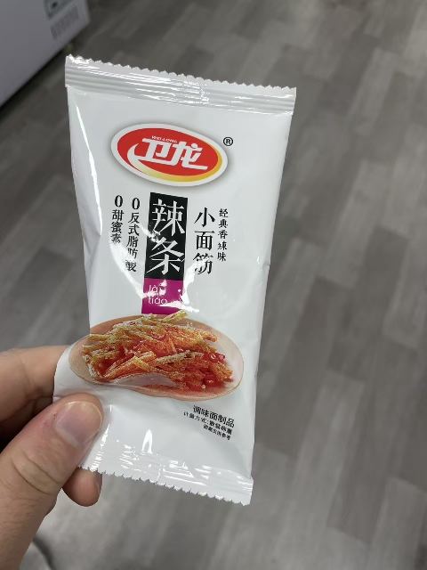 卫龙辣条小面筋散装10小包香辣网红小吃休闲零食品素肉聚餐晒单图