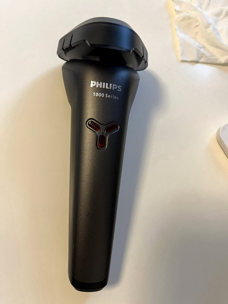 飞利浦(PHILIPS) 电动剃须刀 原装进口三刀头全身水洗胡须刀 干湿两用刮胡刀 生日礼物S1213/02晒单图