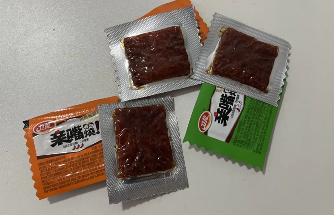 卫龙辣条亲嘴烧300g*2袋混合口味休闲零食小吃大刀肉即食豆干出游晒单图