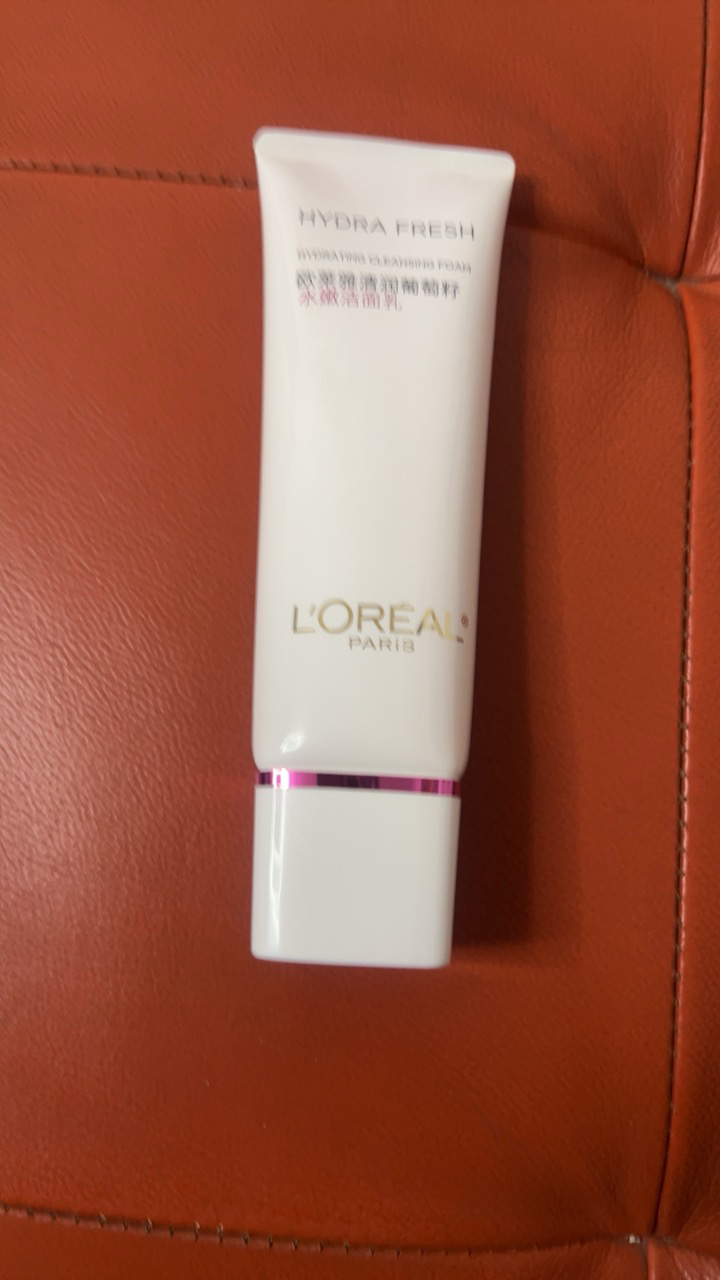 欧莱雅(L'OREAL)清润葡萄籽水嫩洁面乳125ml 深层清洁 清新水润不紧绷 补水保湿 女士洗面奶(新老包装随机发)晒单图