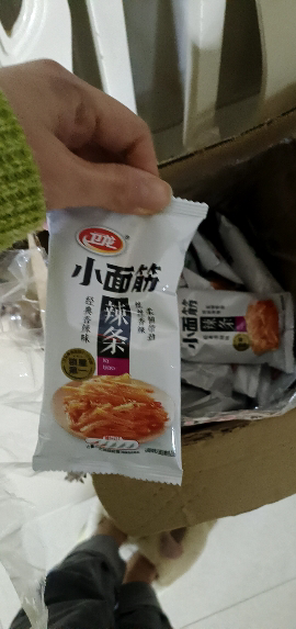 卫龙辣条小面筋散装50小包香辣网红小吃休闲零食品素肉聚餐晒单图