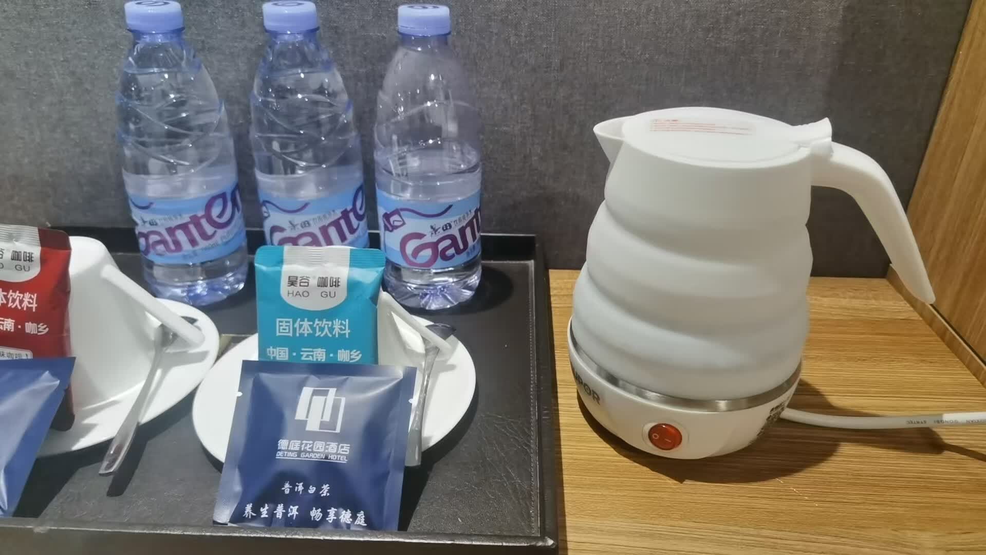 苏泊尔(SUPOR)电热水壶食品级硅胶 旅行便携电水壶 0.6L 折叠双电压烧水壶 SW-06J001晒单图