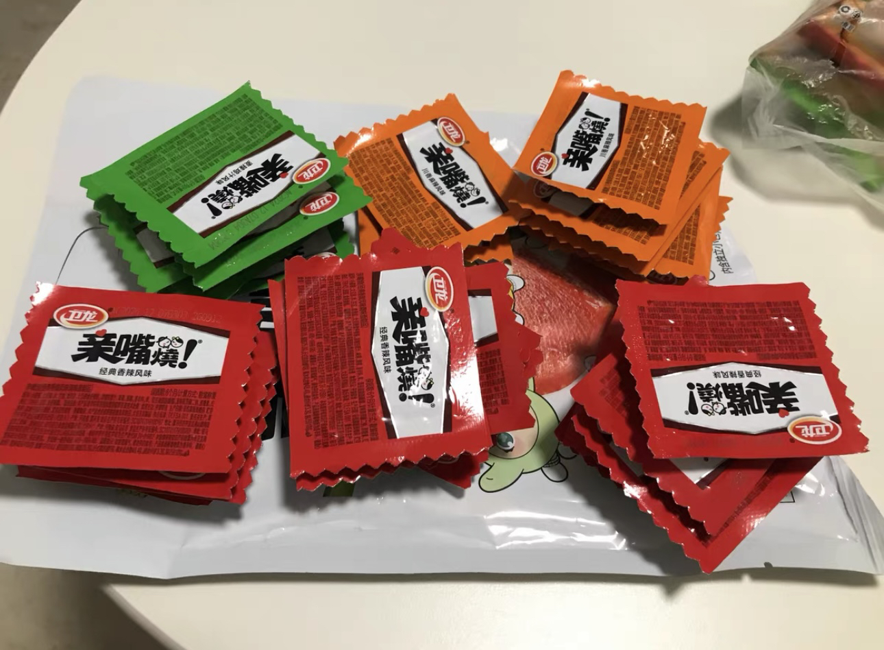 卫龙辣条亲嘴烧30片 香辣好吃 多口味混合发货 红烧牛肉味麦辣鸡汁味川香风味晒单图