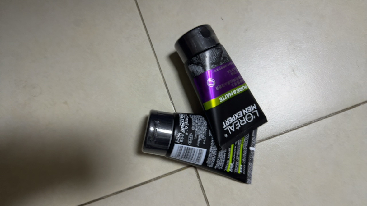 欧莱雅(LOREAL)男士控油炭爽抗黑头洁面膏100ml(去角质 深层清洁收缩毛孔补水油性肤质 洗面奶洁面乳)晒单图