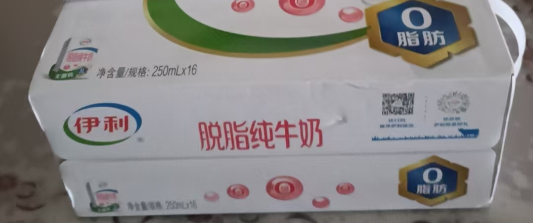 [7月生产]伊利 脱脂牛奶250ml*16盒/箱 零脂肪 好营养 整箱家庭装 礼盒装晒单图