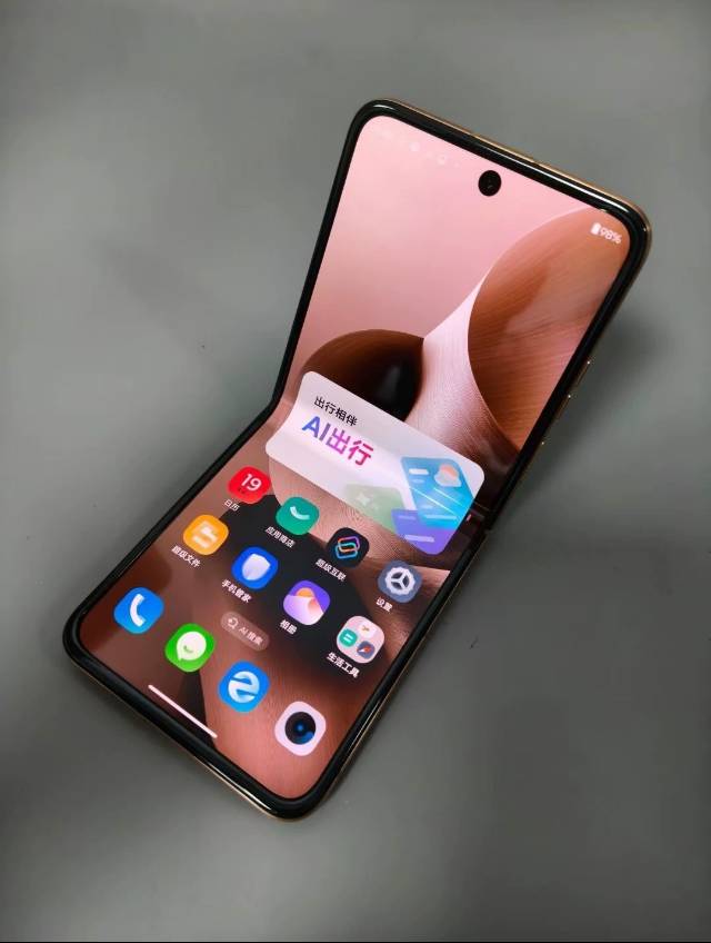 [全新]Moto Razr 60 8GB+256GB 棉花糖白 天玑7400X芯 33W快充 支持无线充电 双卡5G 防尘抗水 折叠屏旗舰手机 刀锋晒单图