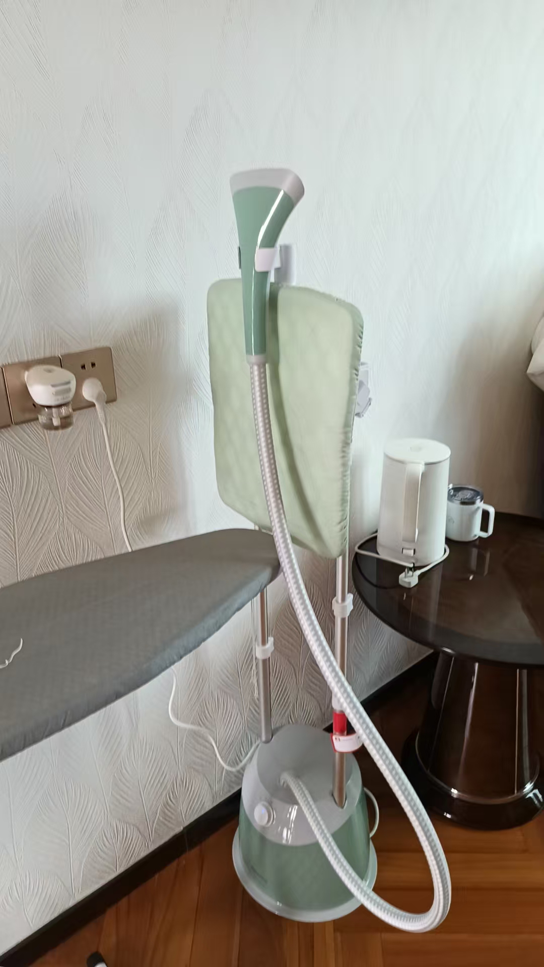 飞利浦(PHILIPS)蒸汽挂烫机家用小型熨烫机家用挂式电双杆带烫衣板 电熨斗烫衣服神器手持STE3051/78晒单图