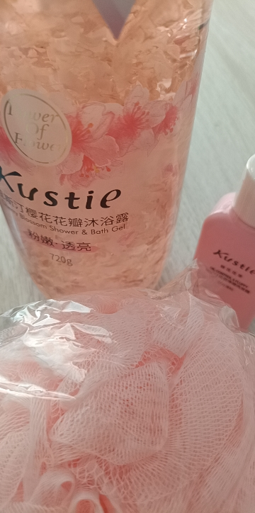 蔻斯汀Kustie 新升级真樱花花瓣沐浴露720g 香氛洗浴温和清洁晒单图